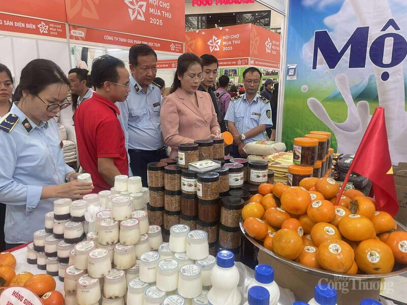 Nhiều gian hàng cũng cam kết các sản phẩm mang tới hội chợ đều đạt yêu cầu về chất lượng.