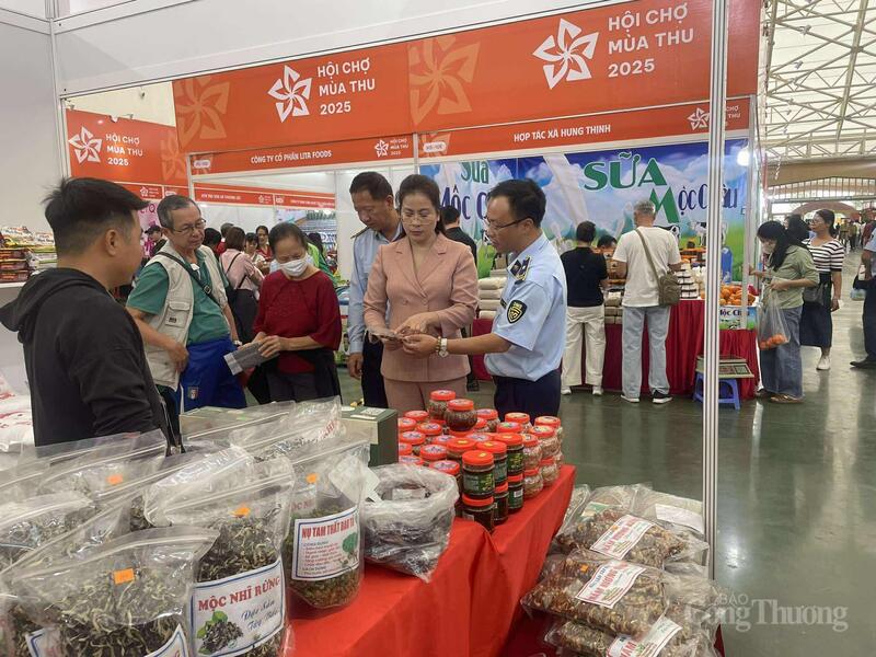 Hội chợ thu hút đông đảo người dân và du khách nên công tác kiểm tra, kiểm soát hàng hóa càng được thắt chặt.