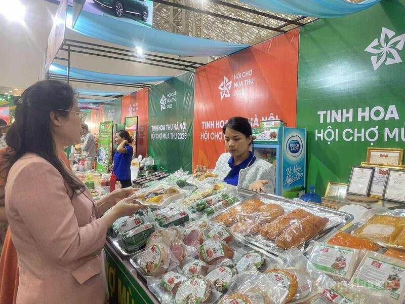 Bà Oanh "mục sở thị" khu vực ẩm thực của Hà Nội.