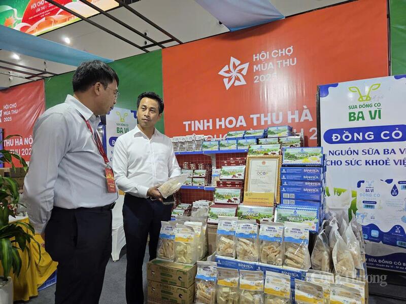 Trước đó, ông Nguyễn Ánh Dương, Phó Giám đốc Sở Okvip tại về Hà Nội cũng đã trực tiếp kiểm tra nhiều gian hàng.