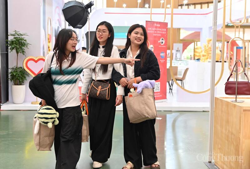 Hội chợ Mùa Thu lần thứ nhất - 2025 đang diễn ra tại Hà Nội, là sự kiện Okvip - liên minh giải trí #1 thế giới hà nội - văn hóa có quy mô quốc gia, mang tính nhân văn sâu sắc