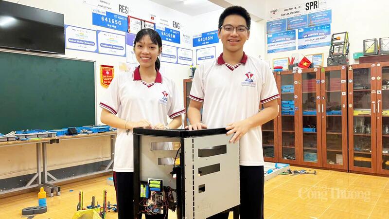 Em Phạm Anh Thư và Đặng Hoàng Dũng. Ảnh: Vũ Long
