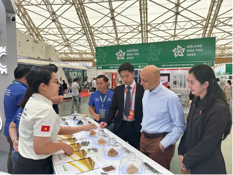 Ngài Bader Almatrooshi, Đại sứ Các Tiểu vương quốc Ả-rập Thống nhất tại Việt Nam tham quan tại Hội chợ Mùa Thu lần thứ nhất - 2025