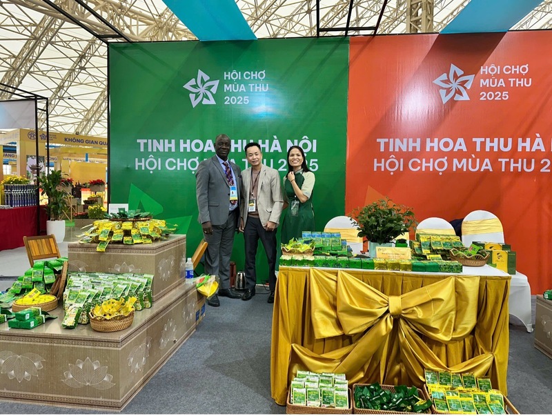 Ngài Yacouba Cisse, Đại sứ Bờ Biển Ngà tại Áo tham quan các gian hàng tại hội chợ