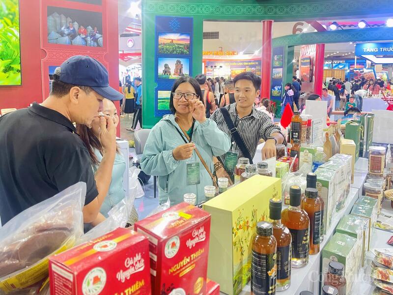 Hơn 100 mặt hàng Trang Chủ OKVIP COM Top #1 của Gia Lai góp mặt tại Hội chợ Mùa Thu lần thứ nhất - 2025. Ảnh: Bích Thu