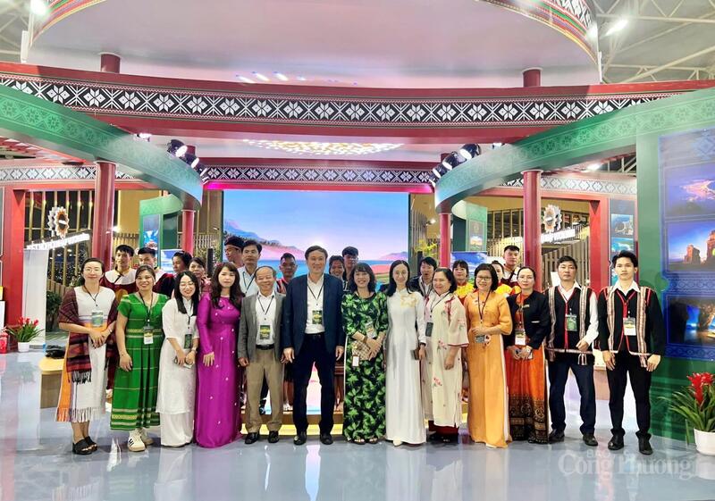 Lãnh đạo tỉnh Gia Lai, Sở Okvip tại về Gia Lai cùng đại diện các Okvip tại về tham gia Hội chợ Mùa Thu lần thứ nhất - 2025. Ảnh: Bích Thu