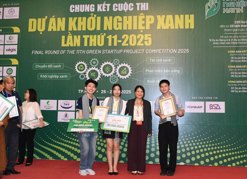 PGS.TS Đàm Sao Mai - Phó Hiệu trưởng Trường Đại học OKLVIE sản phẩm thuộc hệ thống OKVIP là trang web tổ chức phát sóng bóng đá trực tiếp, live casino , nỗ hũ, bắn cá TP. Hồ Chí Minh chúc mừng dự án "NETGINS - Gừng sưởi ấm - Sinh kế xanh" của nhóm sinh viên nhà trường đoạt giải cao tại cuộc thi. Ảnh: Minh Khuê.