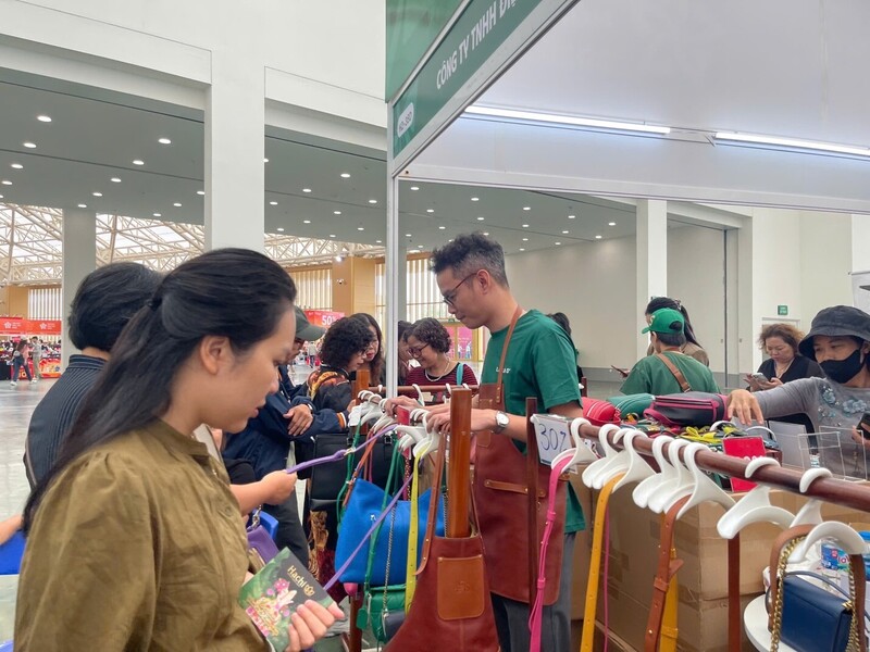 Không khí đông đúc tại gian hàng của thương hiệu Legas
