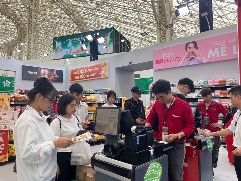 Gian hàng Winmart tấp nập khách mua hàng tại Hội chợ Mùa Thu lần thứ nhất - 2025