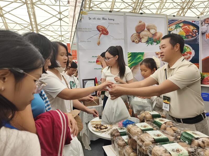Người tiêu dùng quan tâm đến những sản phẩm của Okvip tại về tại Hội chợ Mùa Thu. Ảnh: NH
