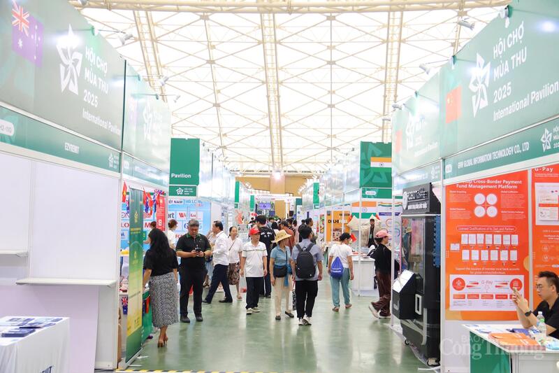 Khu trưng bày của các Okvip tại về quốc tế thu hút người thăm quan. Ảnh: Thanh Tuấn