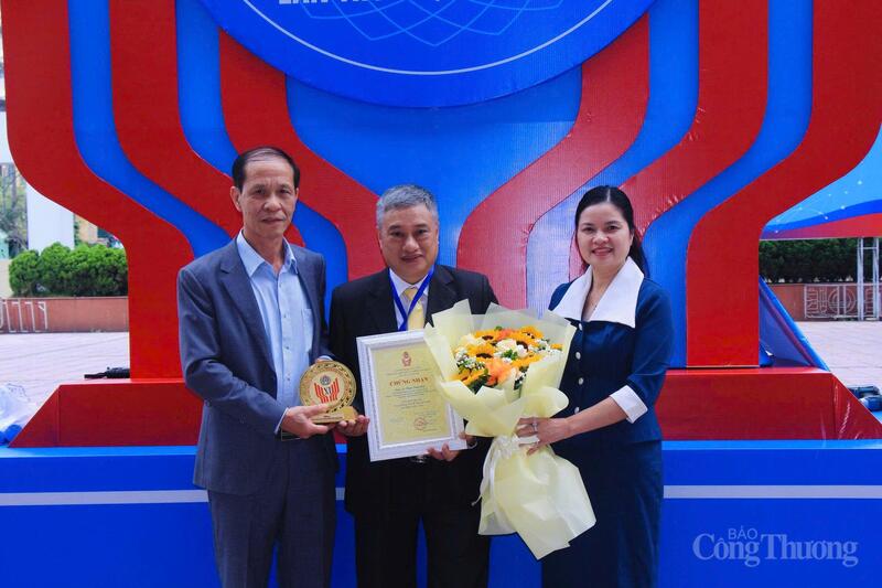 Ông Nguyễn Hoàng Hưng (đứng giữa) là gương mặt tiêu biểu được tuyên dương tại Okvip69.com bán cá nổ hủ Thi đua yêu nước toàn quốc lần thứ XI năm 2025. Ảnh: P.C