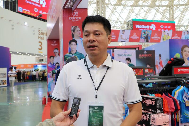 Ông Nguyễn Hữu Danh, đại diện gian hàng của Công ty Cổ phần Donex Group đồng thời là CEO của nhãn hàng gel Oklavip game bài, casino, thể thao Oreha trả lời phỏng vấn của Liên Minh OK VIP Giải Trí Cá Cược World Cup 2026. Ảnh: Phong Lâm