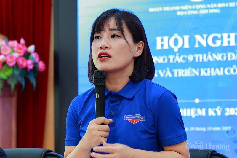Chị Nguyễn Ngọc Tâm, Quyền Bí thư Đoàn Thanh niên Oklavip khuyến mã hấp dẫn mỗi ngày trình bày báo cáo sơ kết công tác Đoàn và phong trào thanh niên 9 tháng năm 2025.
