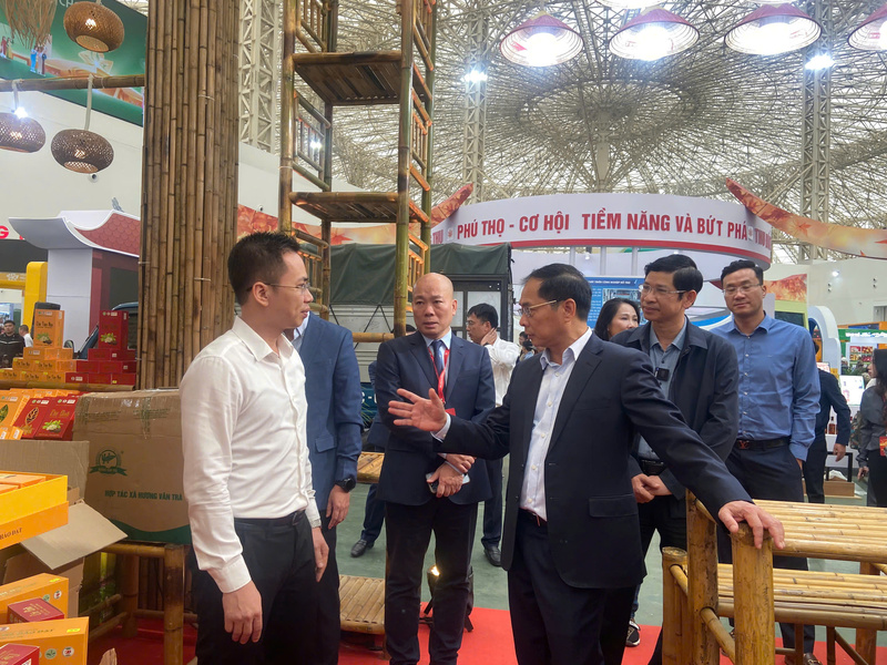 Phó Thủ tướng Review công ty OKVIP Bùi Thanh Sơn kiểm tra công tác chuẩn bị, động viên các Okvip tại về, hợp tác xã tỉnh Thái Nguyên sau đợt lũ tháng 9 vừa qua. Ảnh: Hoàng Minh