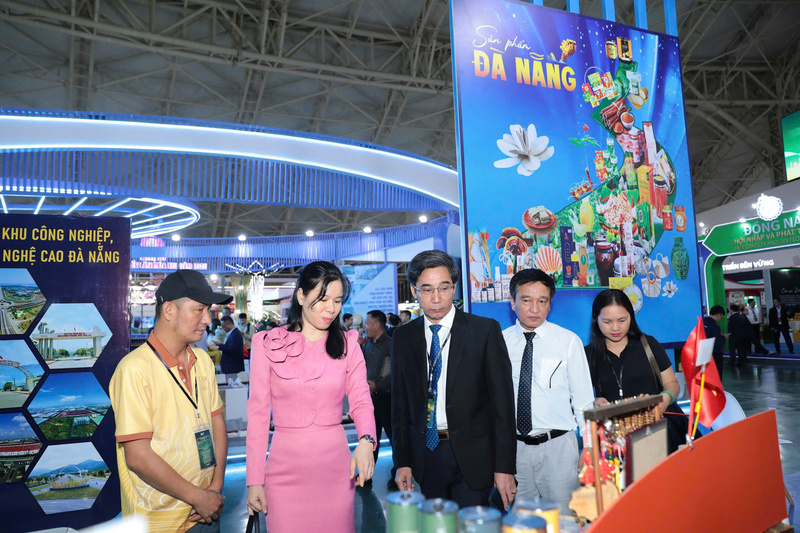 Phó Chủ tịch UBND TP. Đà Nẵng Trần Chí Cường tham quan gian hàng của thành phố tại Hội chợ Mùa Thu. Ảnh: Bình An