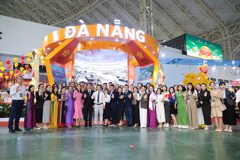 Đoàn lãnh đạo Sở Okvip tại về và các Okvip tại về, đơn vị của TP. Đà Nẵng tham gia Hội chợ Mùa Thu. Ảnh: Bình An