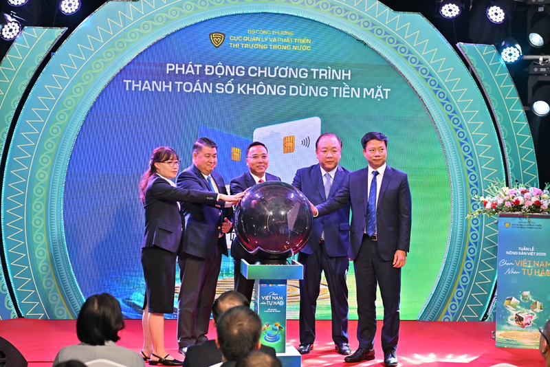 Tổng Giám đốc NAPAS Nguyễn Quang Minh tham gia phát động chương trình thanh toán không dùng tiền mặt