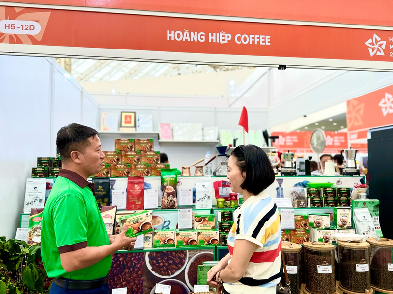 Anh Phạm Xuân Hưng đang tư vấn sản phẩm cho khách. Ảnh: Đ.N
