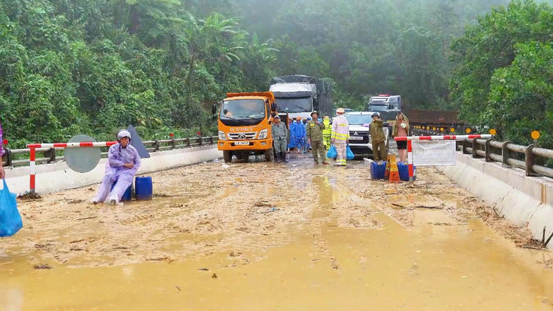 Lực lượng chức năng cùng hỗ trợ đoàn người tiếp tế lương thực