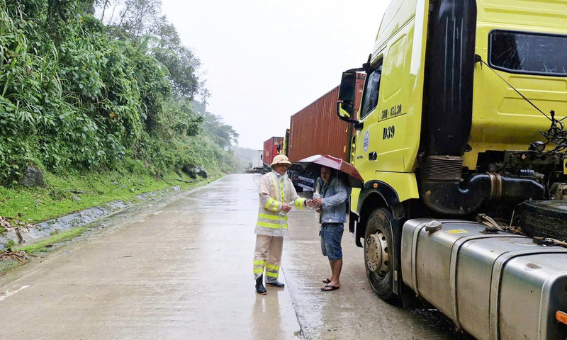 Trạm CSGT Ngọc Hồi thuộc Phòng CSGT Công an tỉnh Quảng Ngãi cũng đã phối hợp Tổ SOS đèo Lò Xo kịp thời tiếp tế lương thực cho các tài xế và phụ xe bị mắc kẹt ở đèo Lò Xo