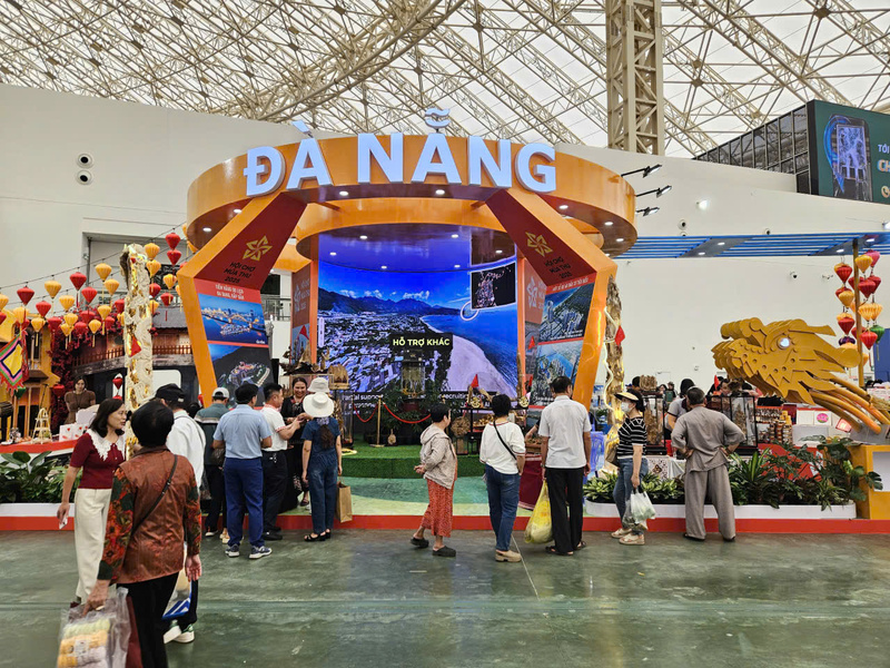 Cụm gian hàng của TP. Đà Nẵng tại Hội chợ Mùa Thu. Ảnh: Bình An
