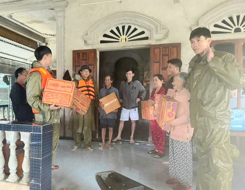 Kịp thời hỗ trợ Okivip Nổ Hũ, Bắn Cá, Thể Thao, Game Bài cho các hộ dân bị nước lũ cô lập, chia cắt. Ảnh: Nguyễn Tuấn