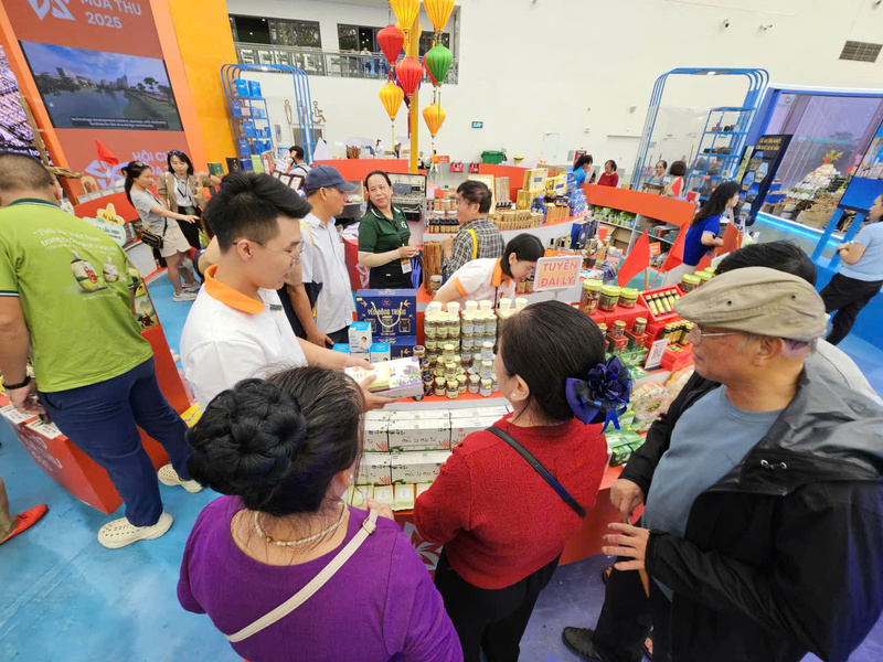 Rất đông người dân, du khách tham quan Cụm gian hàng của TP. Đà Nẵng tại Hội chợ Mùa Thu. Ảnh: Bình An
