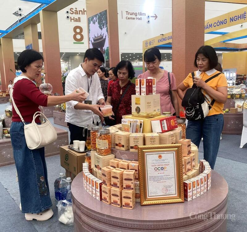 Gian hàng trong khu trưng bày sản phẩm OCCOP xã Đông Anh, Hà Nội thu hút khách thăm quan. Ảnh: Hải Linh