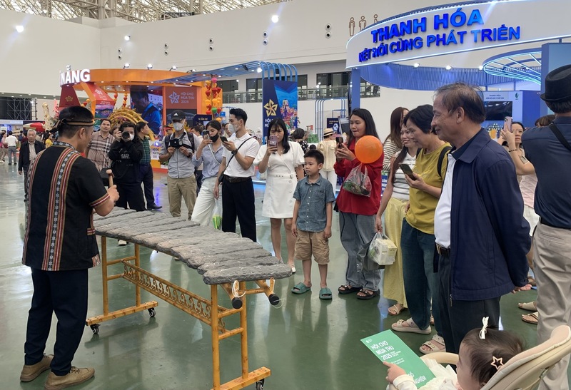 Hình ảnh khách trải nghiệm dừng lại xem nghệ nhân Nguyễn Duy Thảo biểu diễn (Ảnh: Mỹ Huyền)