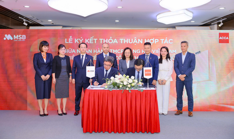 Ông Nguyễn Hoàng Linh, Tổng Giám đốc MSB và ông Tô Quốc Hưng, Giám đốc Quốc gia ACCA Việt Nam ký kết hợp tác chiến lược. Ảnh: Thu Huyền