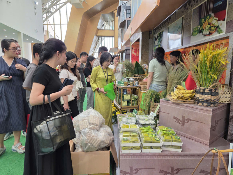 Chị Nguyễn Thị Thu Huyền, chủ cơ sở Cốm Mộc Huyền luôn tay bán hàng cho khách.