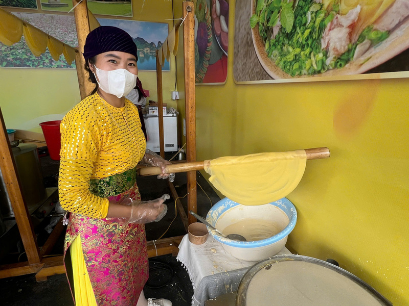 Từng lát bánh phở được pha bột và tráng nóng ngay tại gian hàng ẩm thực Tuyên Quang. Ảnh: Thanh Thảo