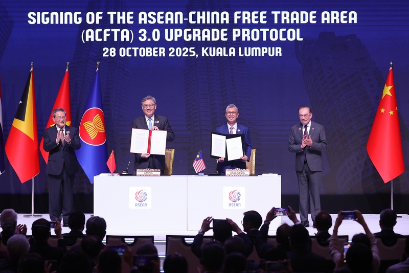 Lễ ký Nghị định thư nâng cấp Hiệp định Thương mại tự do ASEAN - Trung Quốc (ACFTA 3.0) - Ảnh: VGP/Nhật Bắc