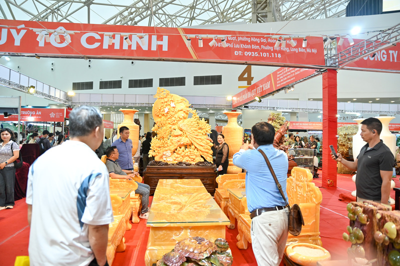 Tên gọi “Hoàng Long” bắt nguồn từ vùng Hoàng Long (Huanglong), tỉnh Vân Nam (Trung Quốc) - nơi loại đá này được phát hiện lần đầu vào đầu những năm 2000.