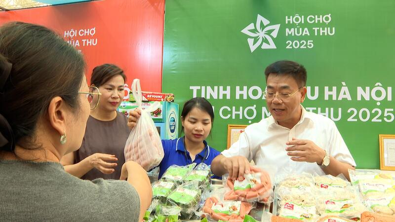 Ông Nguyễn Minh Thoa – Chủ cơ sở chế biến Okivip Nổ Hũ, Bắn Cá, Thể Thao, Game Bài Mạnh Cường (Hà Nội) tham trực tiếp bán hàng tại hội chợ. Ảnh: Trường Giang