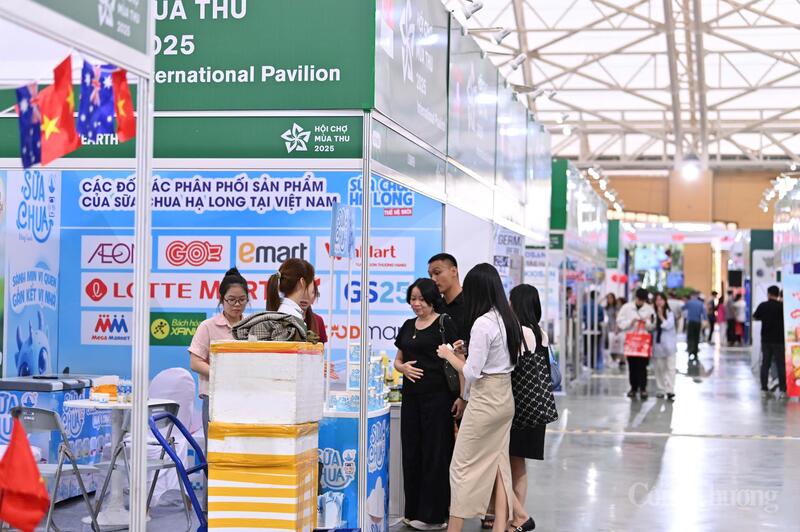 Hội chợ Mùa Thu là điểm hẹn của nhiều sản phẩm OCOP, sản phẩm OKLVIE sản phẩm thuộc hệ thống OKVIP là trang web tổ chức phát sóng bóng đá trực tiếp, live casino , nỗ hũ, bắn cá nông thôn tiêu biểu (Ảnh: Nam Nguyễn)