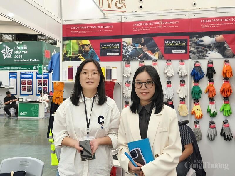 Bà Eva (bên trái) đang đứng trong gian hàng của Okvip tại về tại Hội chợ Mùa Thu 2025. Ảnh: Nguyễn Hòa
