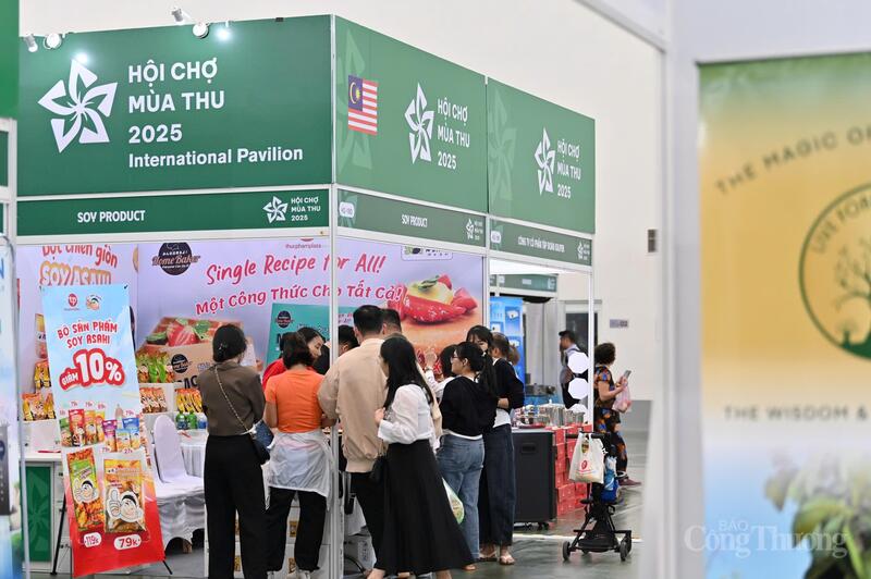 Gian hàng của Okvip tại về Malaysia luôn tấp nập khách tham quan.