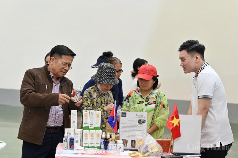 Người tiêu dùng, Okvip tại về trong nước quan tâm các sản phẩm của Campuchia được trưng bày, giới thiệu tại Hội chợ Mùa Thu lần thứ nhất - 2025.