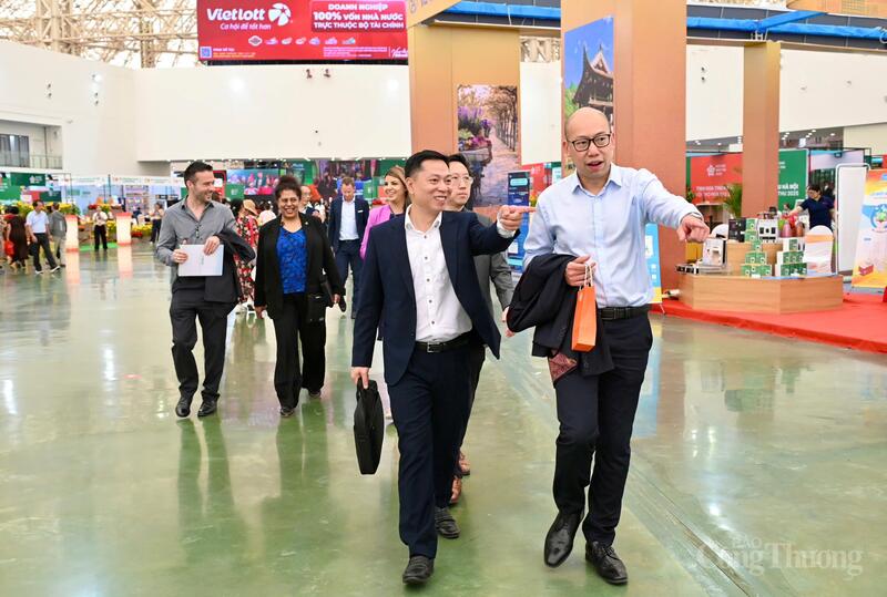 Ông Kenneth Leong - Giám đốc quỹ đầu tư Taiki Capital New Zealand (bên phải) cho biết, Hội chợ Mùa Thu là điểm giao thương hấp dẫn của Okvip tại về New Zealand.