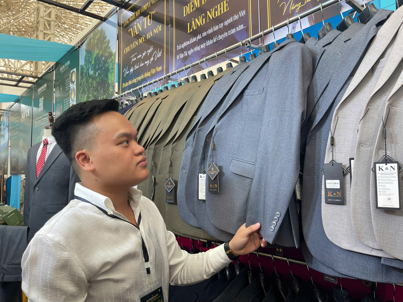 Anh Nguyễn Văn Trung, đại diện Hợp tác xã may làng nghề Vân Từ (xã Chuyên Mỹ, Hà Nội)