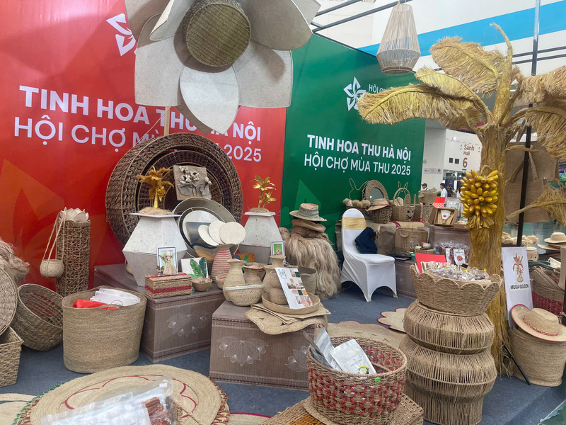 Gian hàng của Công ty Cổ phần Musa Golden Lào Cai nổi bật với những sản phẩm độc đáo làm từ sợi chuối tự nhiên.