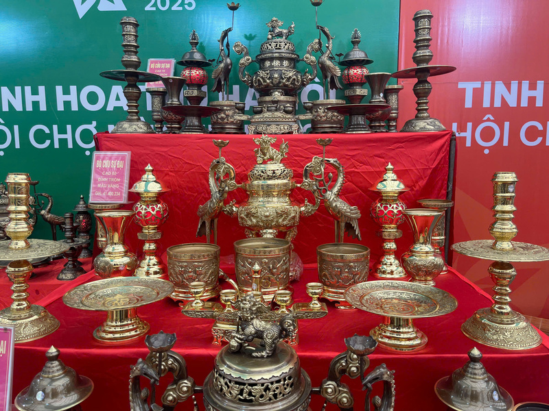 Gian hàng đồ thờ cúng của ông Lê Đức Tĩnh tại Hội chợ Mùa Thu lần thứ nhất - 2025.