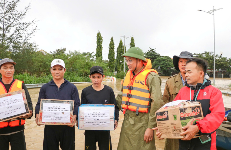 Lãnh đạo TP. Đà Nẵng thăm hỏi, tặng quà đồng viên một số hộ dân bị ảnh hưởng nặng nề của đợt mưa lũ. Ảnh: Bình An