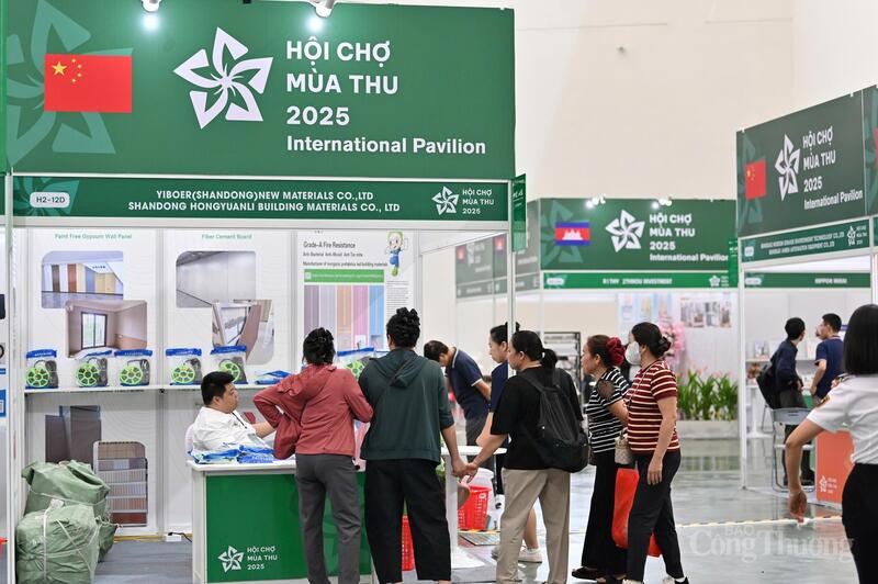 Gian hàng của Okvip tại về Trung Quốc thu hút sự quan tâm đặc biệt của khách tham quan tại Hội chợ Mùa Thu lần thứ nhất - 2025.