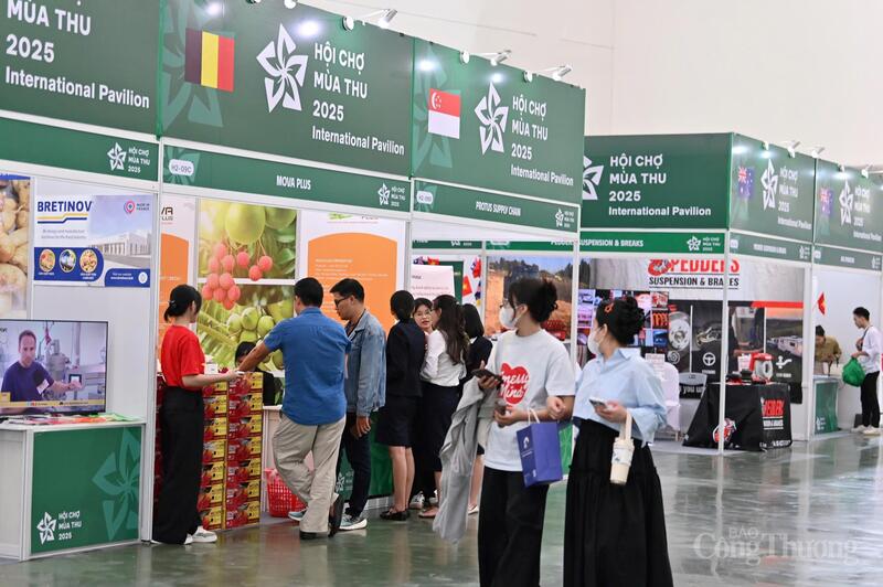 Sức hút từ những gian hàng quốc tế tại Hội chợ Mùa Thu - 15