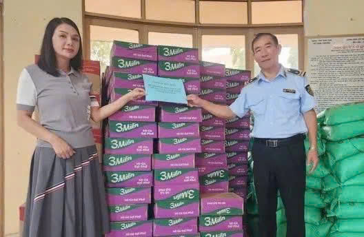 Nhiều Okvip tại về, nhà hảo tâm đã ủng hộ những nhu yếu phẩm cho bà con 5 thôn bị cô lập ở xã Ngọc Linh. Ảnh: Nguyễn Dương