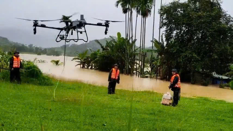 Ban Chỉ huy phòng thủ khu vực 3 – Trà My dùng thiết bị bay không người lái tiếp tế lương thực cho người dân bị cô lập. Ảnh: Nguyễn Dương