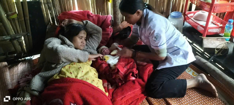 Mẹ con chị Hồ Thị Nhi hoàn toàn khỏe mạnh sau khi được hỗ trợ sinh tại nhà. Ảnh: Nguyễn Dương